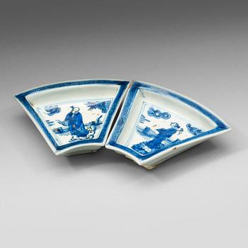 463. Two blue and white cabaret parts, Qing dynasty, Kangxi (1662-1722).