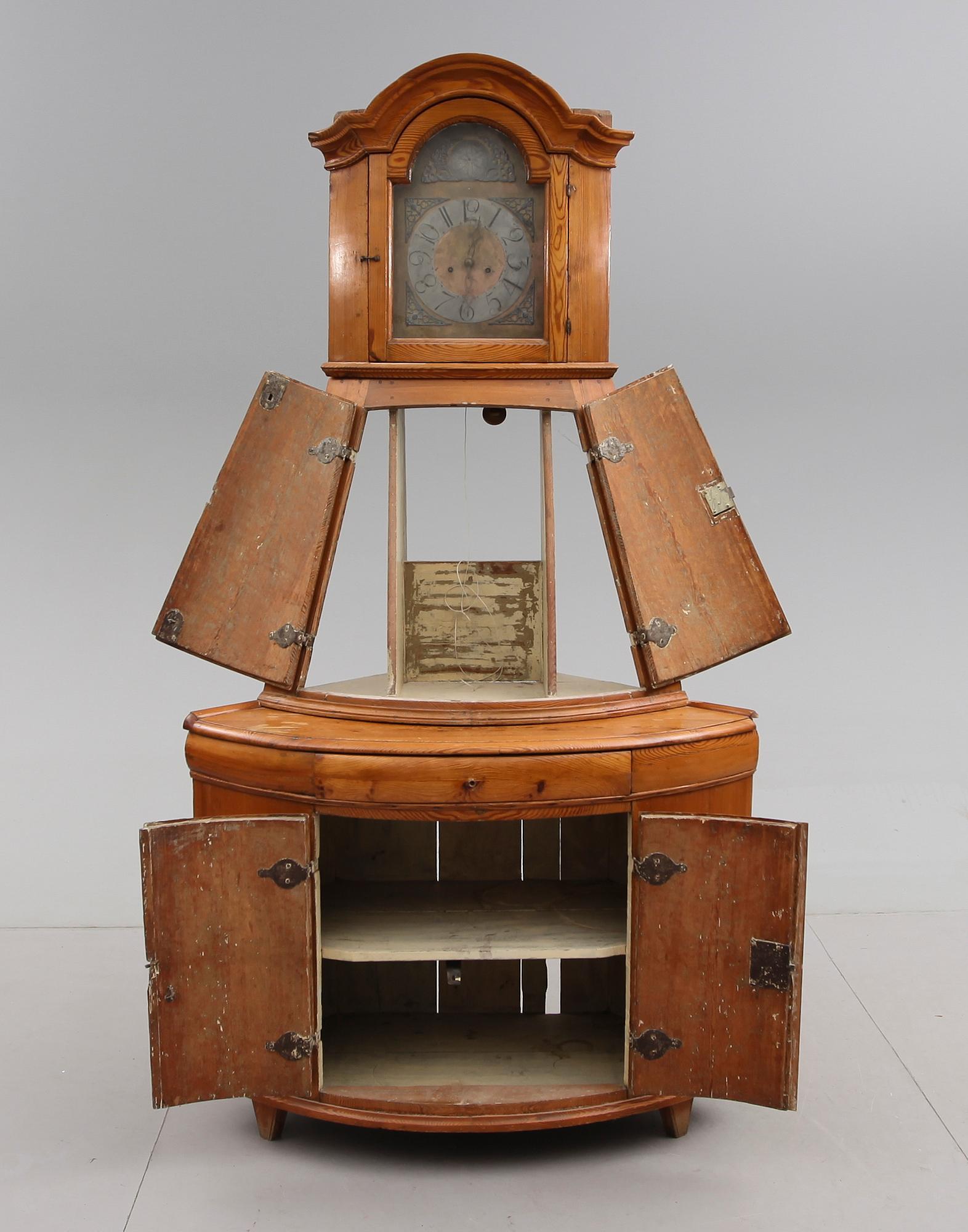 KLOCKHÖRNSKÅP, allmoge, 1800-talets första hälft.