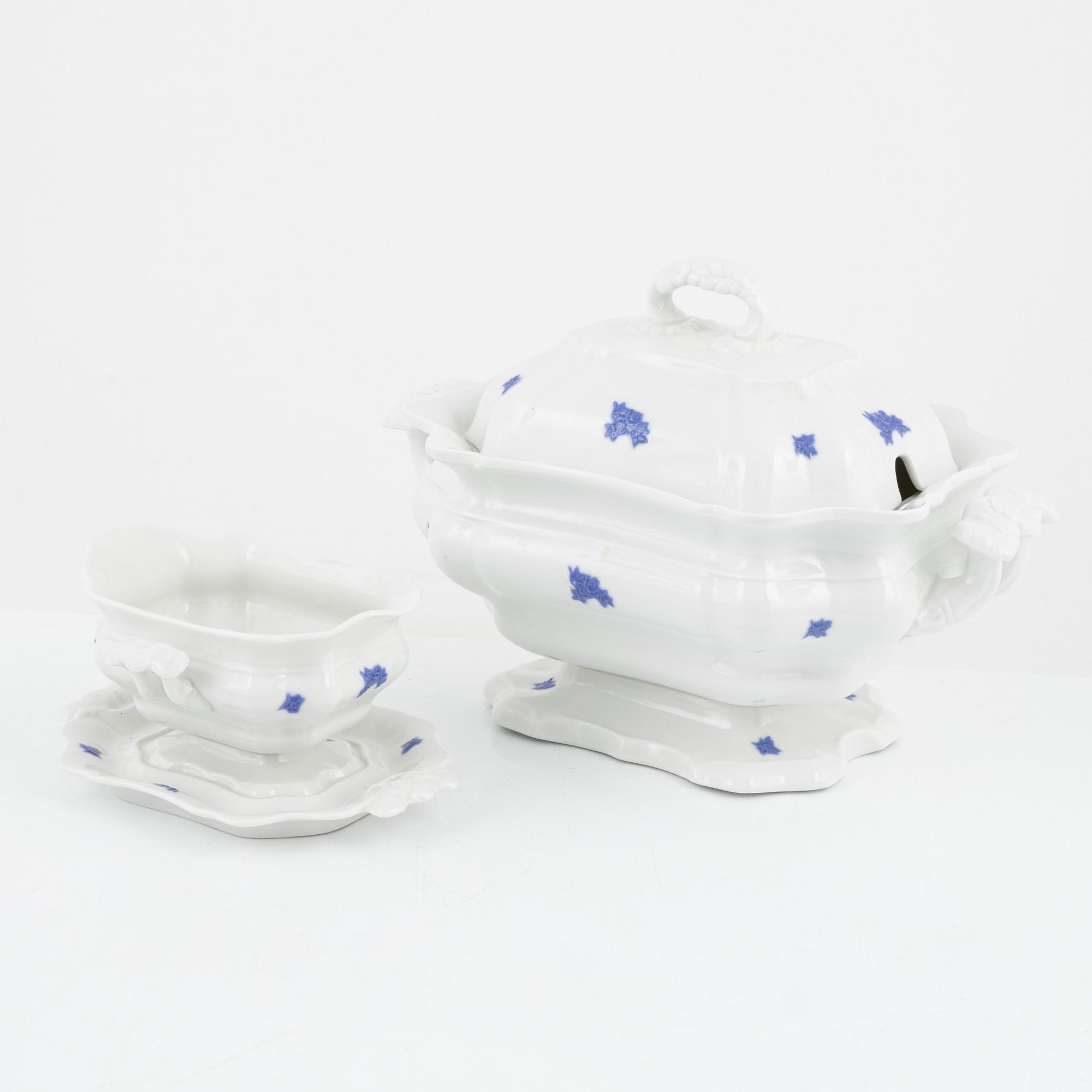 Rörstrand, a porcelaine coffee- and dinner service, 'Blå Blom' (74 pieces).