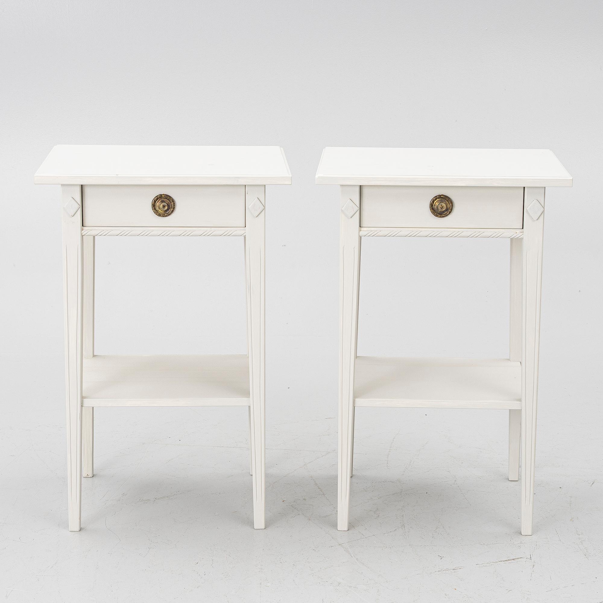 Sängbord, ett par, gustaviansk stil, 1900-talets andra hälft.