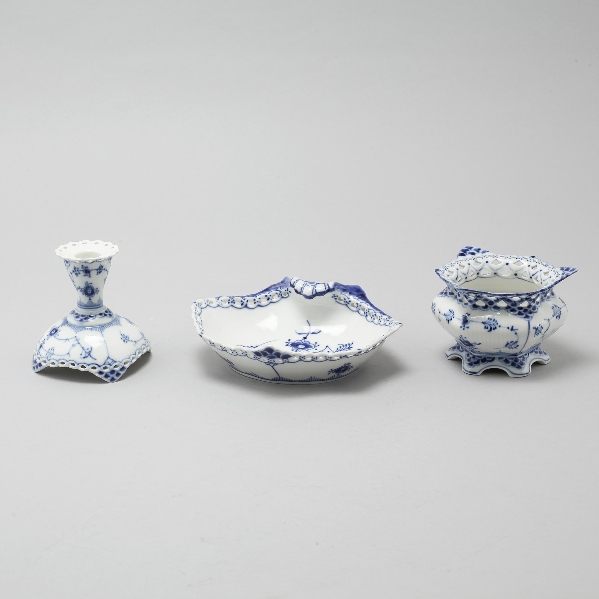 64 pieces of porcelain tableware from Royal Copenhagen, model "Musselmalet", 20th century.