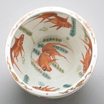 FISKBASSÄNG/KRUKA, porslin. Kina 1900-talets början.