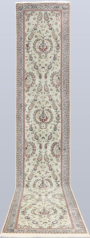 A Nain runner, part silk, so-called 6LAA, approx. 495 x 91 cm.