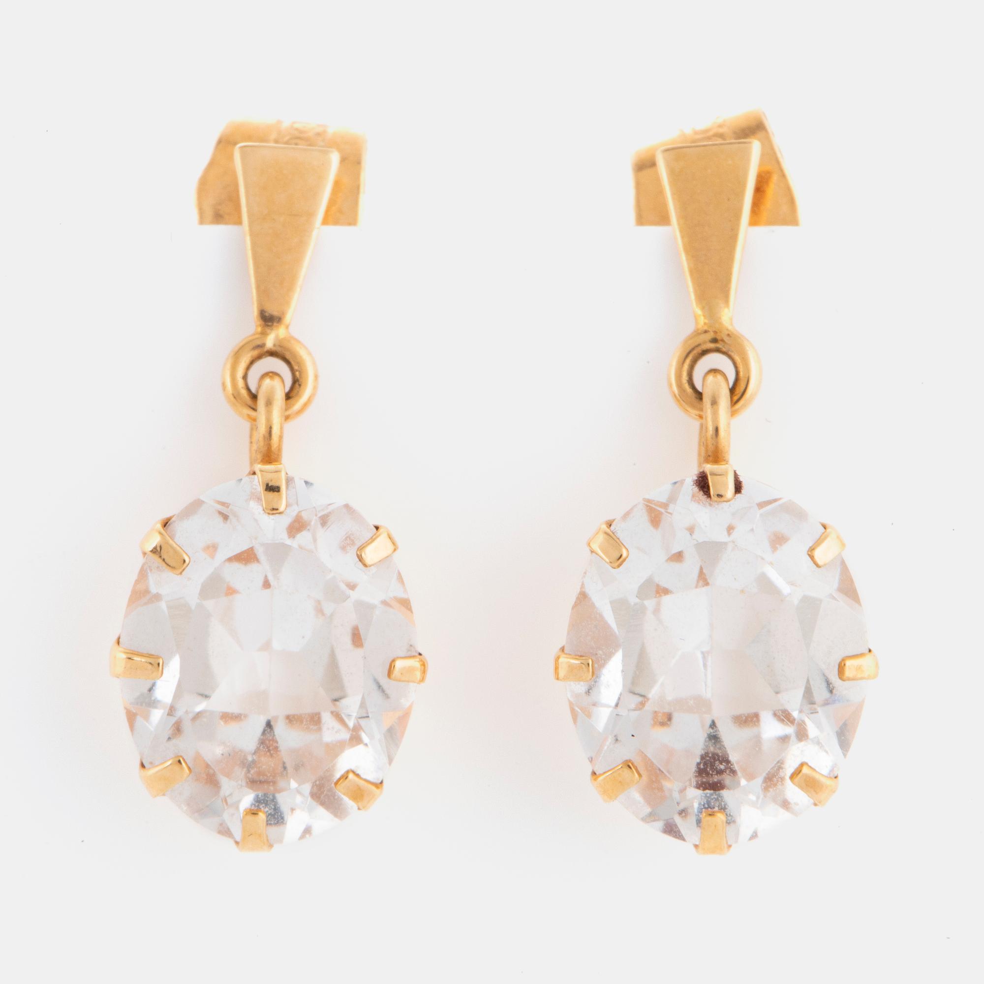 ÖRHÄNGEN, med fasettslipad vit syntetisk spinell.