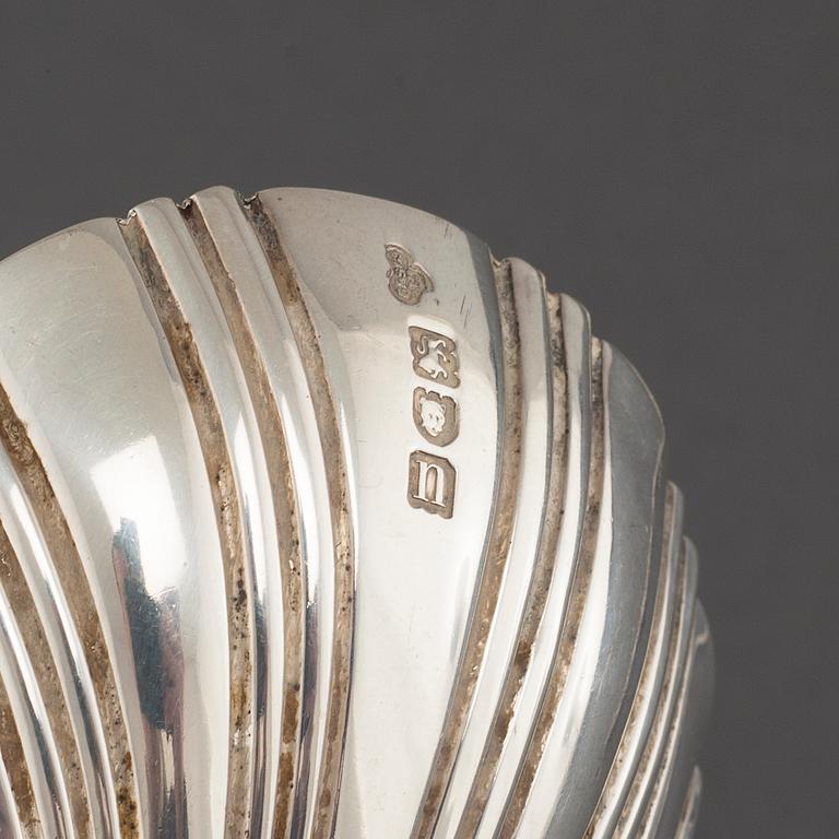 SERVERINGSSKEDAR, ett par, silver,  Goldsmiths & Silversmiths Co Ltd, London, 1908 och 1909.