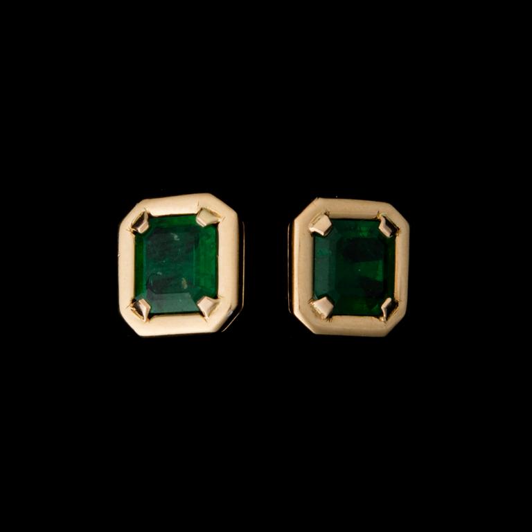 A NECKLACE, RING and A PAIR OF EARRINGS, emeralds, 18K gold. A. Tillander, Helsinki Finland 1992.
