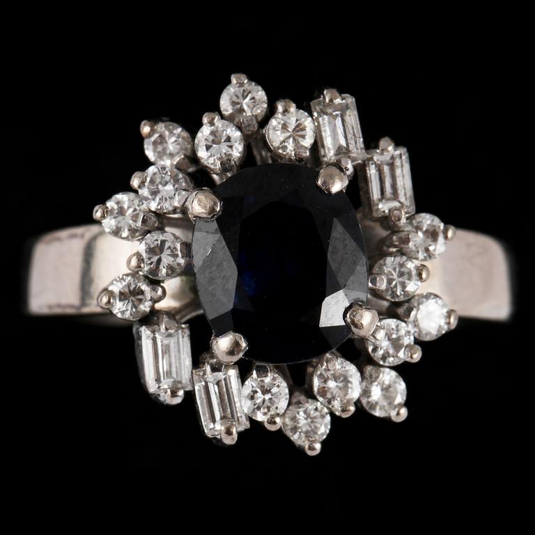 RING, 14k vitguld med fasettslipad blå safir samt 16 briljantslipade och 4 baguettslipade diamanter, 2000-tal. Vikt 4 g.