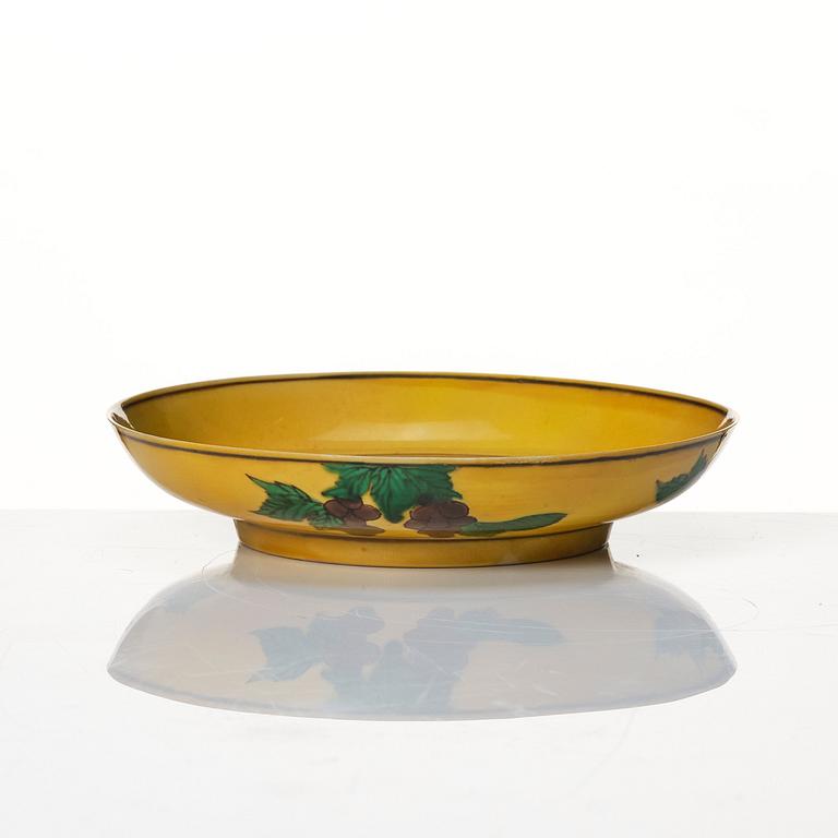 A yellow-ground green and aubergine-enamelled 'dragon' dish, late Qing dynasty, with Kangxis six character mark.