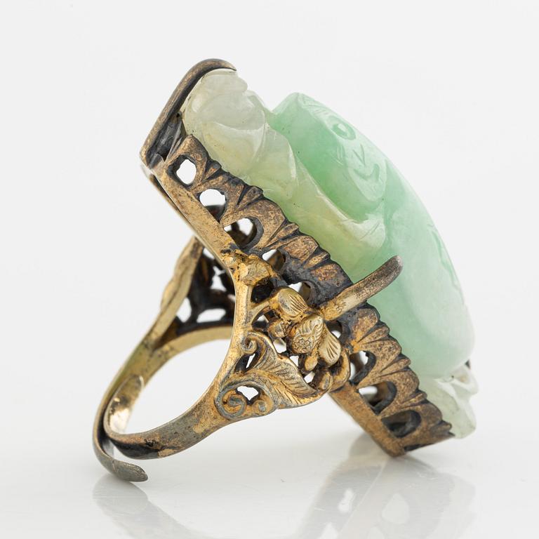 Ring i gul metall med vit/grön sten möjligen nefrit.