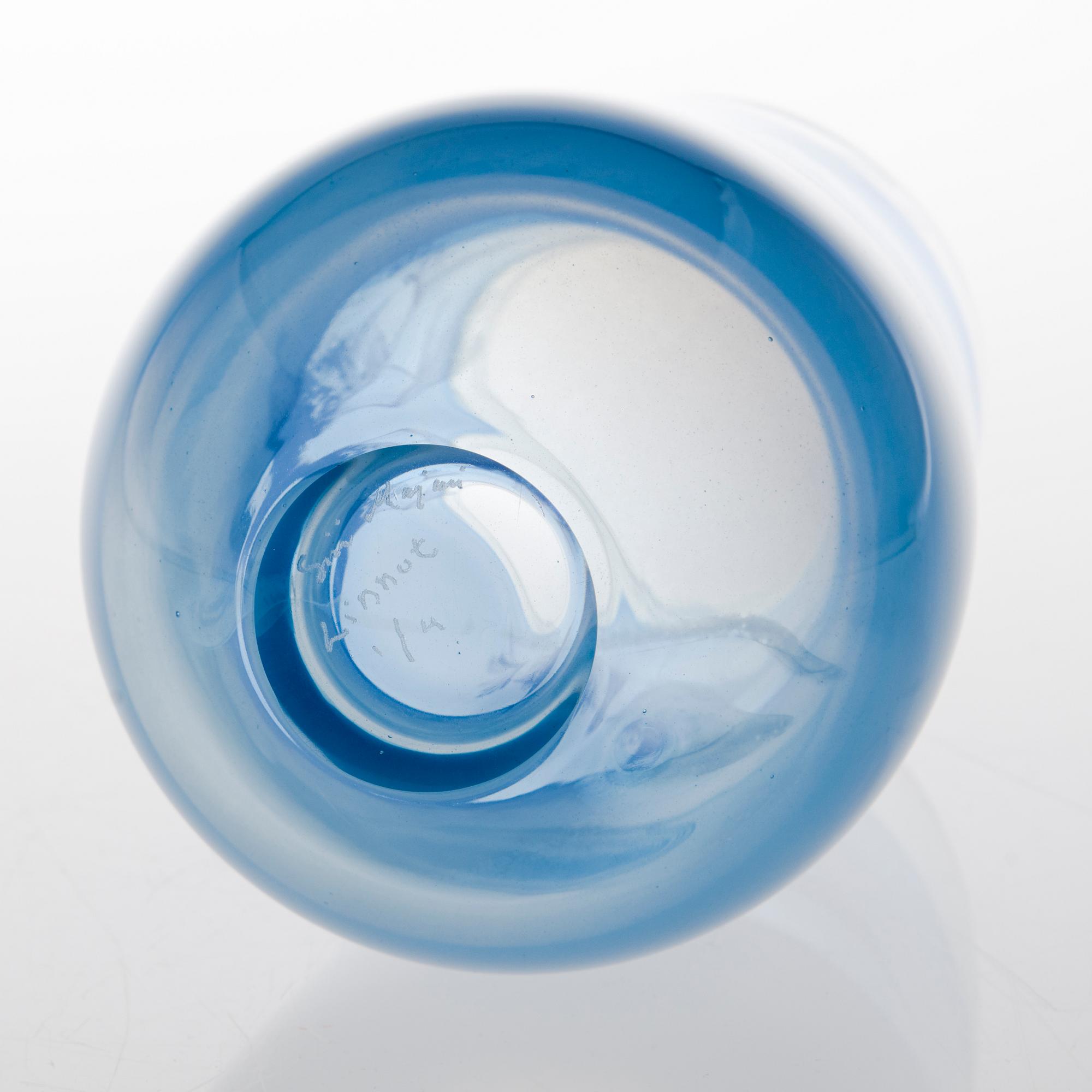 SINI MAJURI, a glass sculpture, signed Sini Majuri, Linnut 1/4.