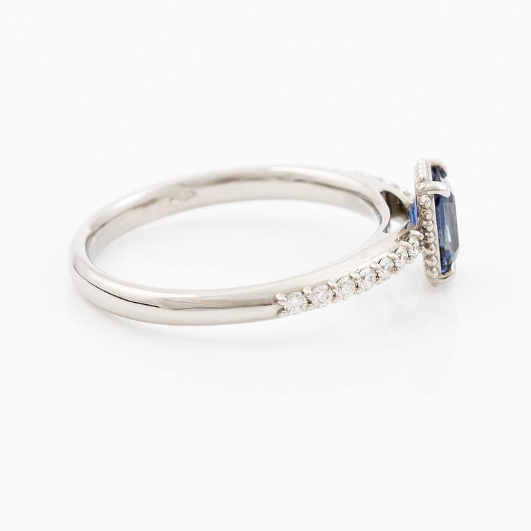 Ring 14K white gold with sapphire and brilliant-cut diamonds.