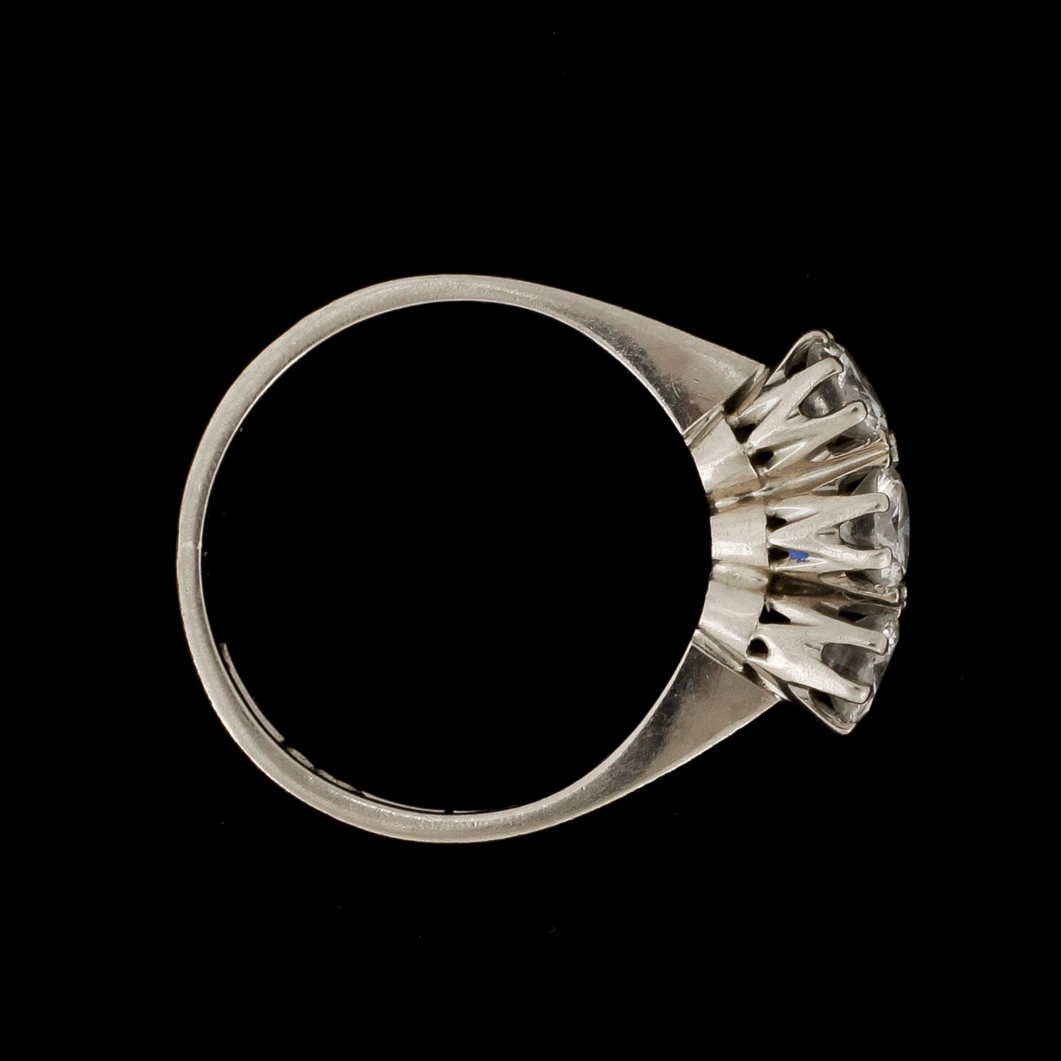 RING, 18k vitguld med 3 briljantslipade diamanter tot ca0,92ct enl gravyr. Vikt 3g.