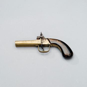 PISTOLER 2 ST, slaglåspistol 1800-tal och revolver 1800-talets slut.