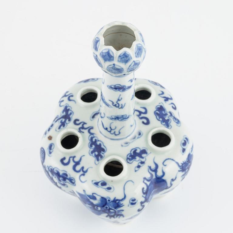 A blue and white tulip vase, China, 19th century.