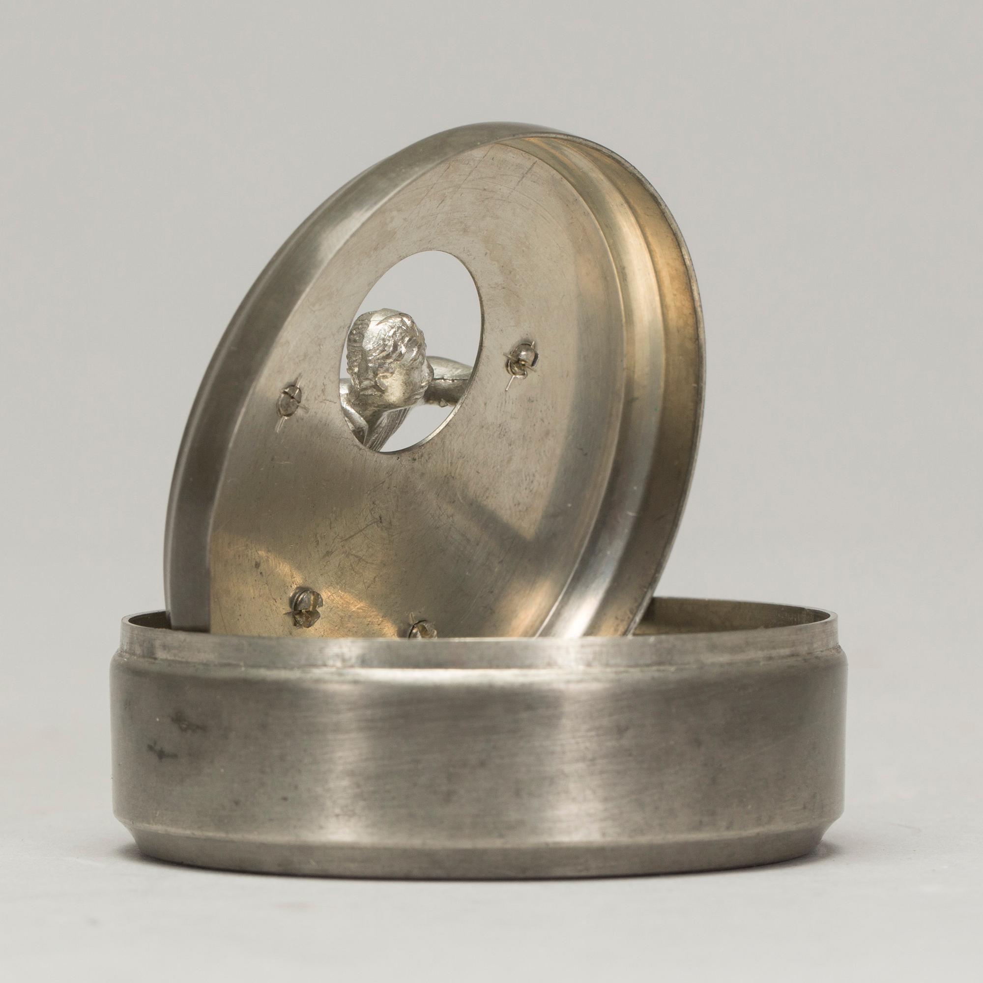 MANSCHETTKNAPPSASK, tenn, "Originell", Widerholm & Dahlberg, Eskilstuna, 1930/40-tal.