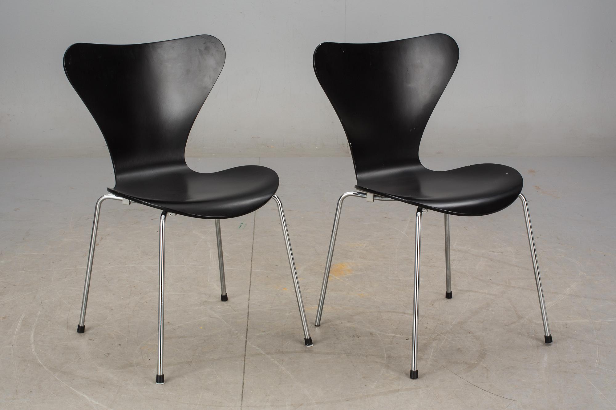 STOLAR, ett par, "Sjuan", Arne Jacobsen, Fritz Hansen, etikettmärkta 1995.