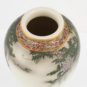 A Japanese satsuma vase, Meiji period (1868-1912).