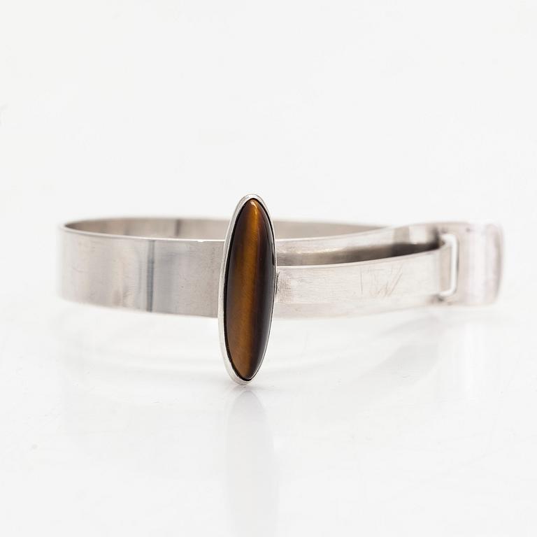 Elis Kauppi, Armband, silver och tigeröga. Kupittaan kulta, Åbo 1961.