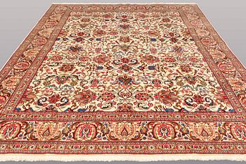 A CARPET, Tabriz, ca 398 x 287 cm.