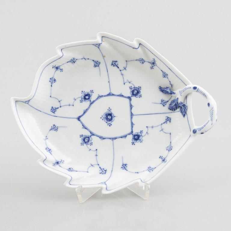 A 'Blue Fluted Plain' / *Musselmalet' porcelain dish with handle, Royal Copenhagen, 19th century.