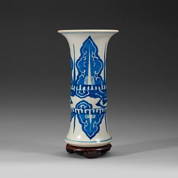 50. A blue and white vase, Qing dynasty, Kangxi (1662-1722).