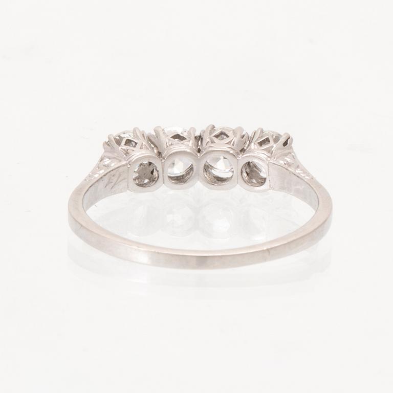 Ring platina med runda briljantslipade samt gammalslipade diamanter, troligen Gunnar Fahlström, Stockholm 1947.