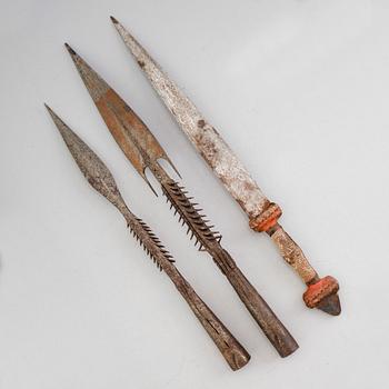 PILSPETSAR, 2 st samt KNIV, Afrika, möjligen Sudan, 1900-talets första hälft.