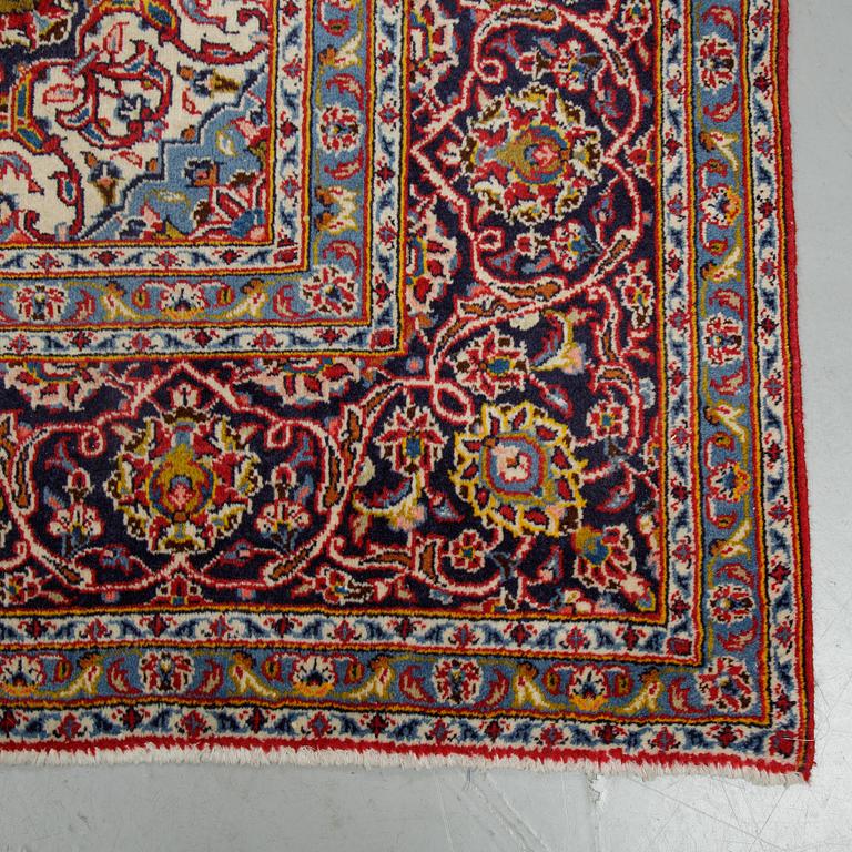 A carpet, Kashan, ca 318 x 206 cm.
