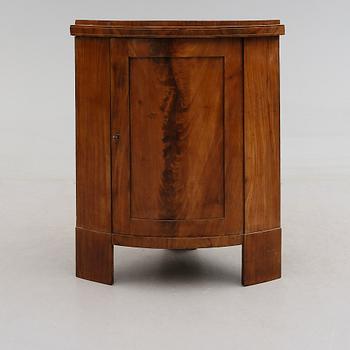 HÖRNSKÅP, 1800-talets mitt.