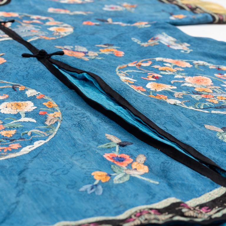 A Chinese embroidered silk robe, late Qing dynasty/early 20th Century.