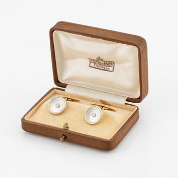 Cufflinks, a pair, 18K gold, mother-of-pearl and brilliant-cut diamonds.