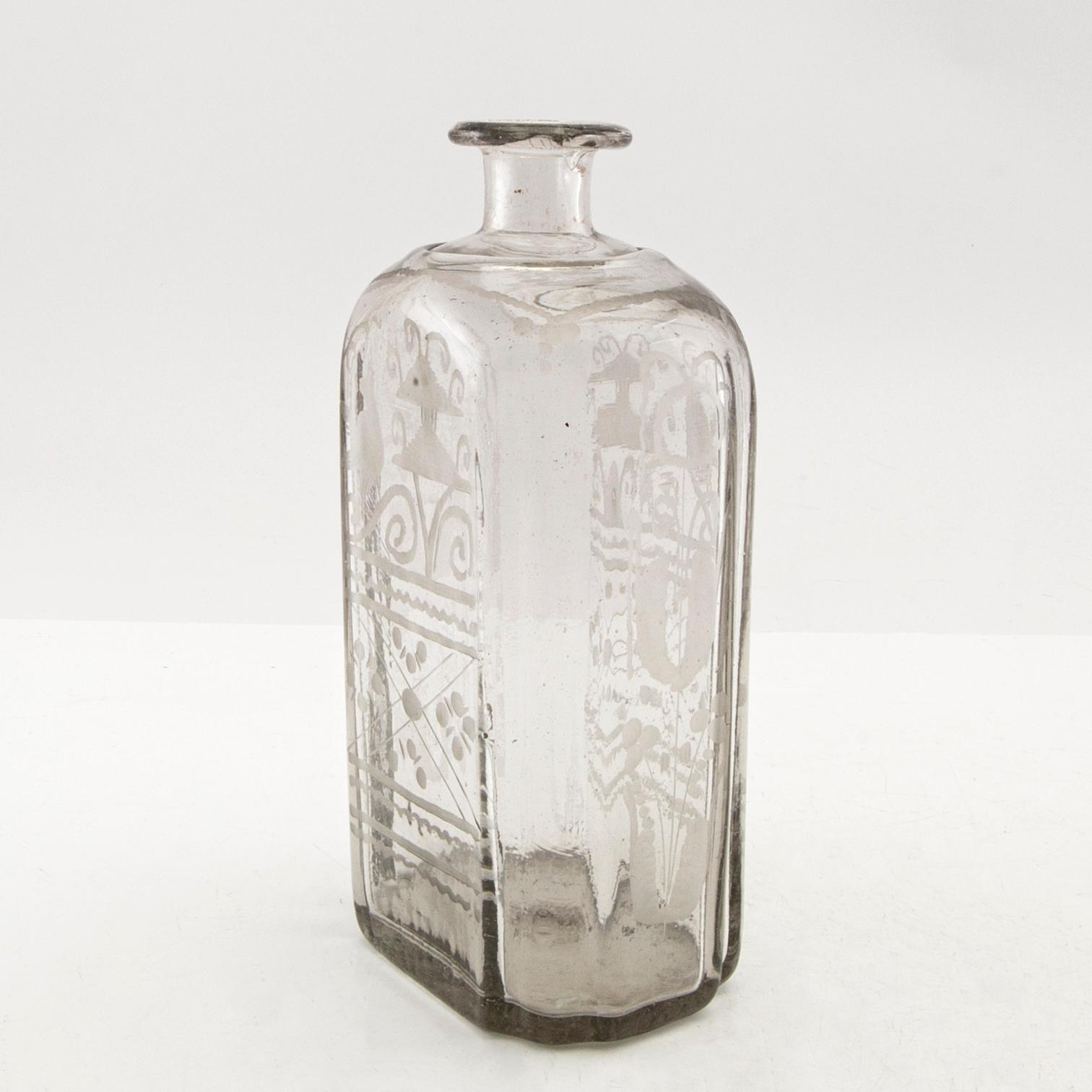 Flaska, glas. Troligen Skånska glasbruket, 1700-tal.