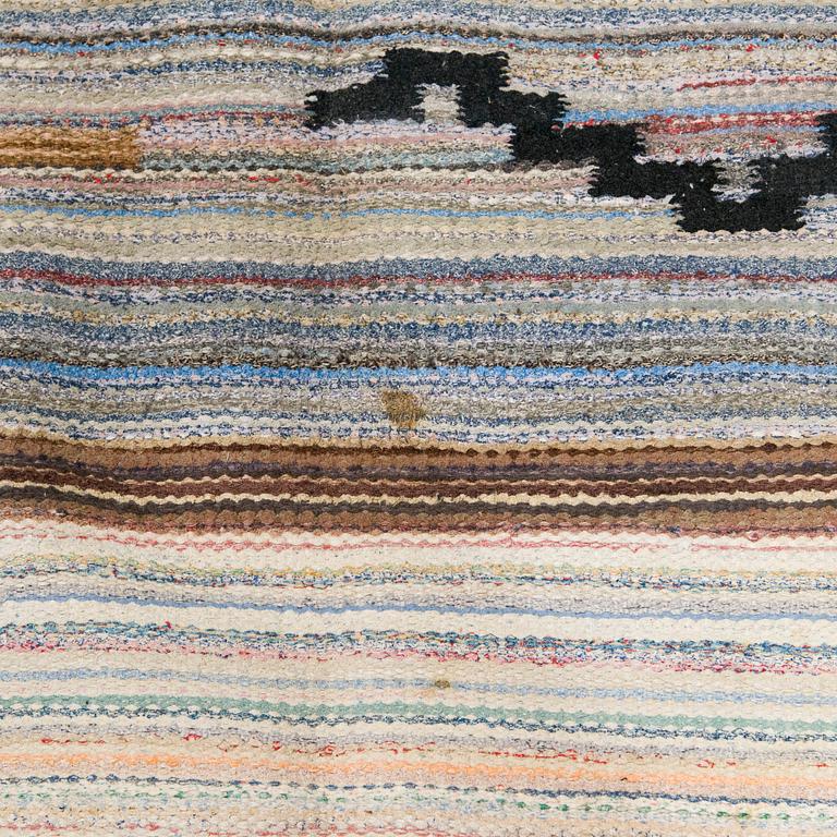 A 1930's Finnish rag rug. Circa 282 x 190 cm.