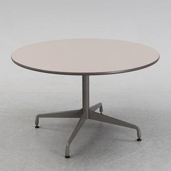 A round 'Aluminumgroup' table by Charles and Ray Eames for Herman Miller.