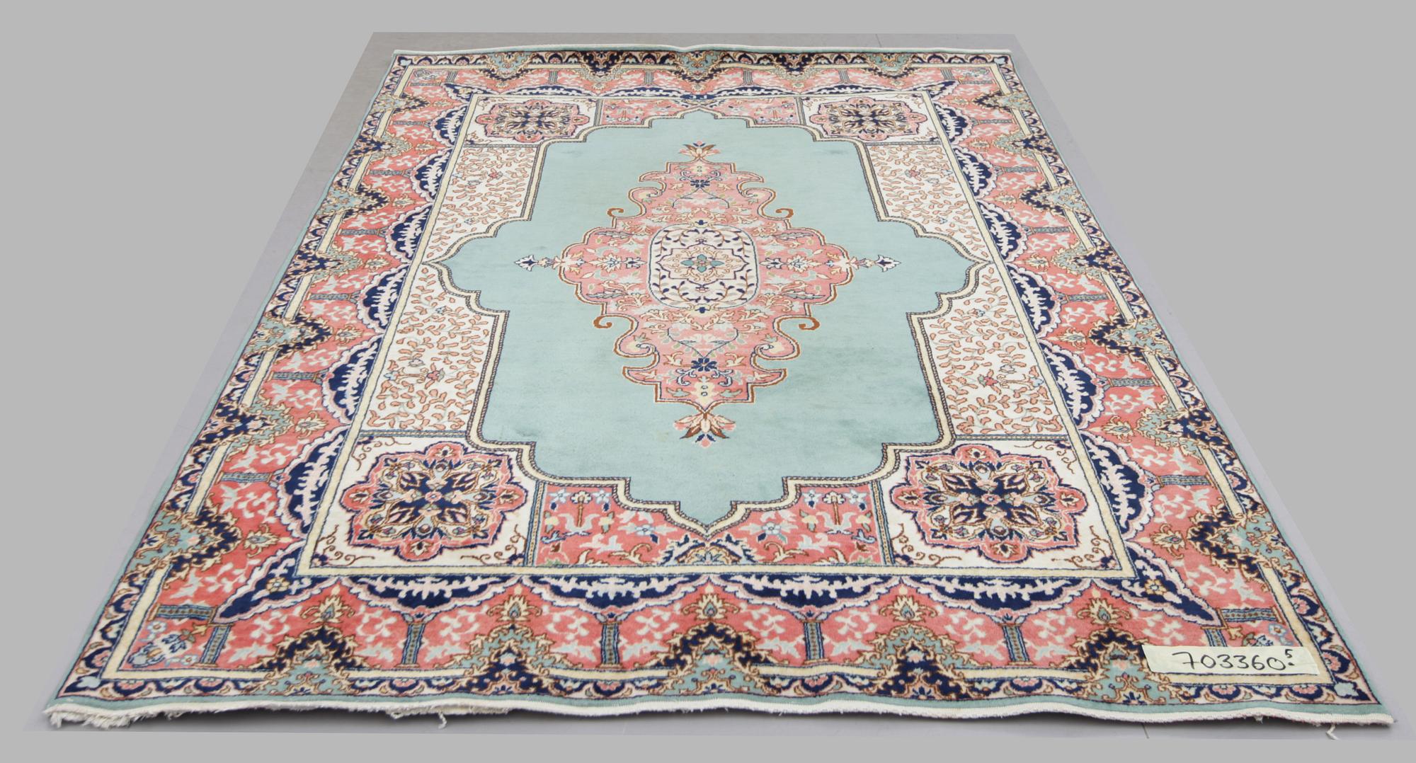 MATTA, orient, ca 240 x 171 cm.
