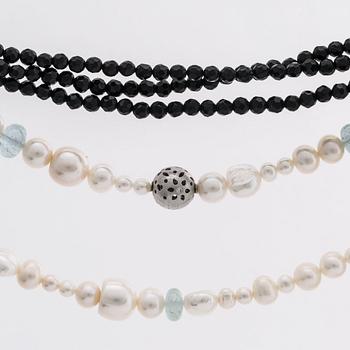 LYNGGAARD, clasp 18K whitegold w 3 brilliant-cut diamonds, 1 row cultured peals and aquamarines, 3 rows of onyx beads.