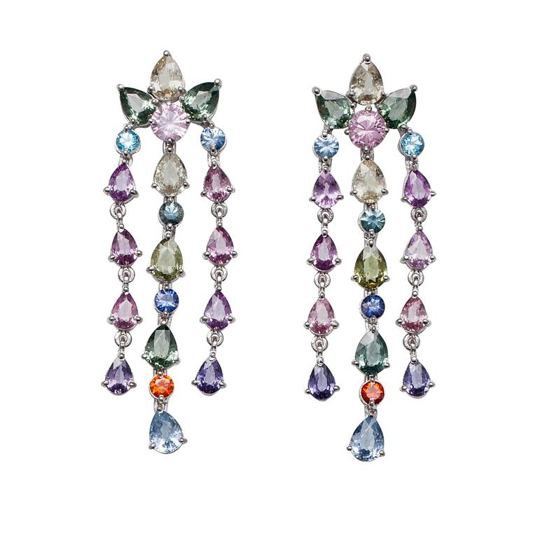 EARRINGS, 18K white gold, multicolour sapphires c. 24 ct. Length 55 mm. Weight 20,4 g.