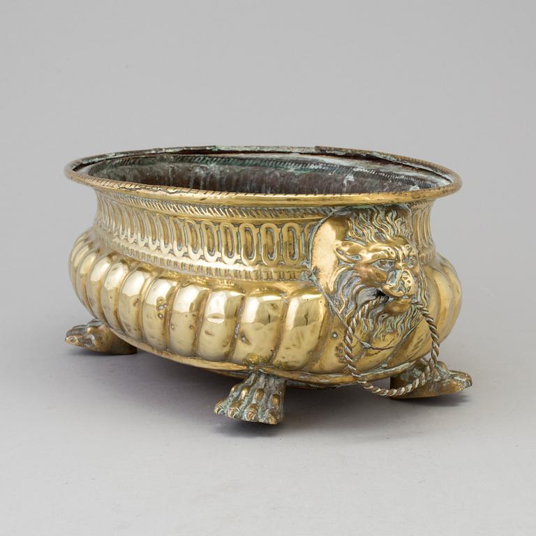 AN 18TH CENTURY BRASS FLOWER POT.