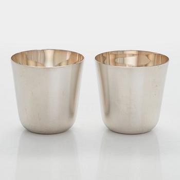 A silver punch bowl with ladle and six beakers, Auran Kultaseppä, Turku 1975-76. In original wooden box.