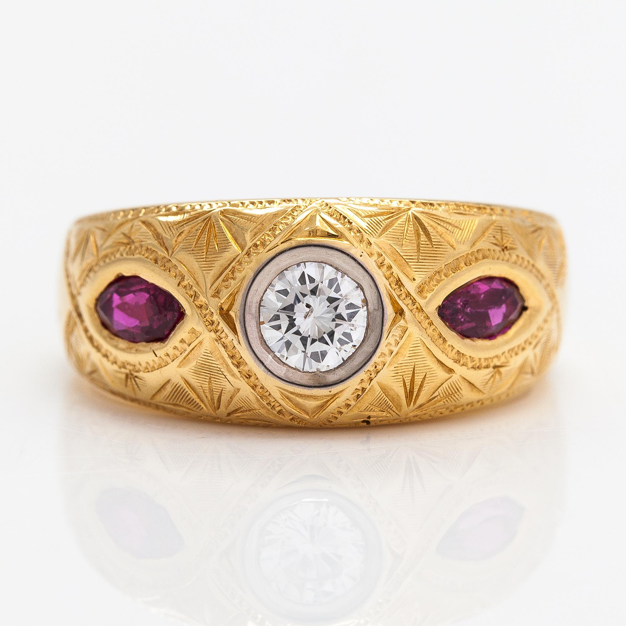 An 18K gold ring with a ca 0.35 ct diamond and rubies. Jurgen Girgsdies Juvel-Guldsmedja, Västerhaninge.