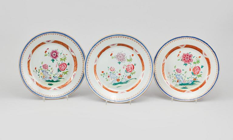 TALLRIKAR, 3 st, porslin, Kina, Qianlong, 1736-1795.