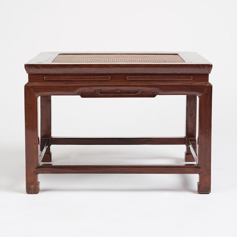 Bord, hardwood. Qingdynastin, 1800-tal.