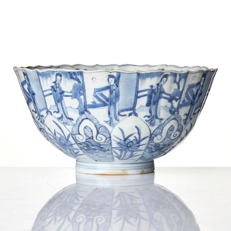 A fine blue and white bowl with molded panels, Qing dynasty, Kangxi (1662-1722).