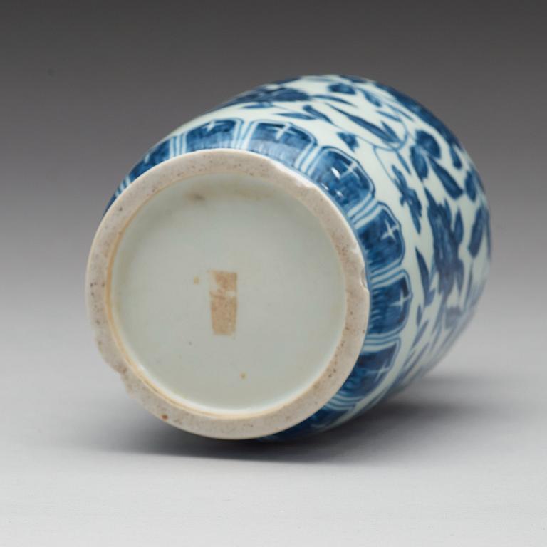 A blue and white vase, Qing dynasty, 19th Century.