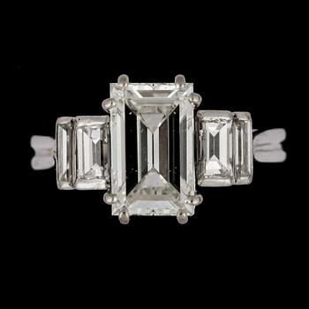 26. An emerald cut diamond ring, app. 2.40 cts, and smaller, tot. app. 0.50 cts.