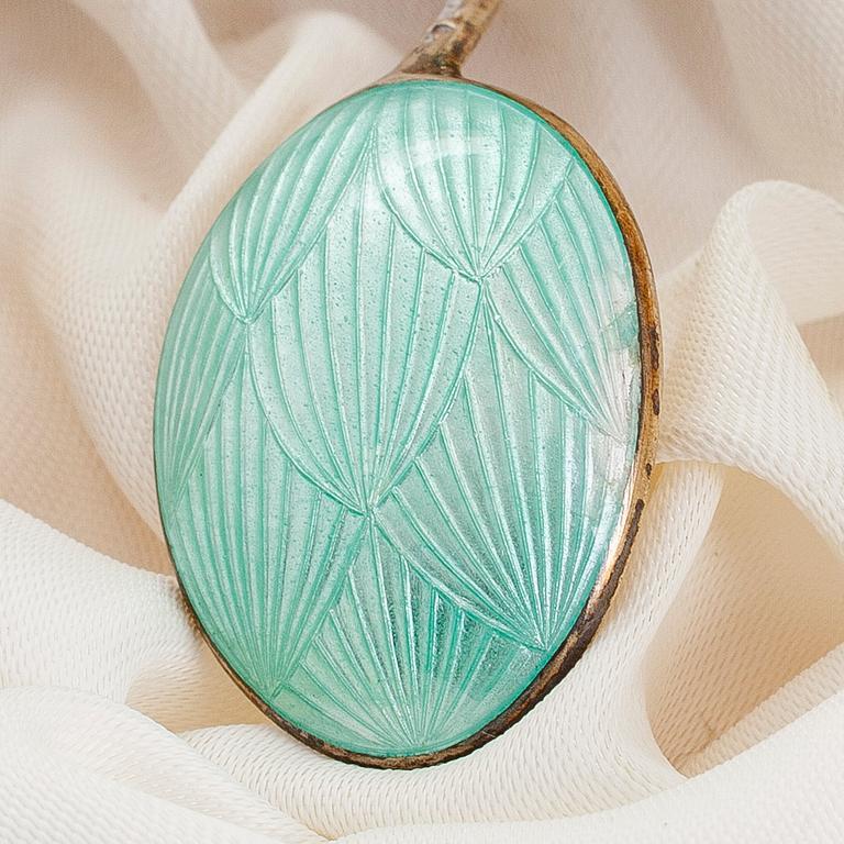 Tillander, mockaskedar, 10 st, knivar, 6 st, och ett fat, emalj och silver, Helsingfors 1950-52, 1968 och 1953.