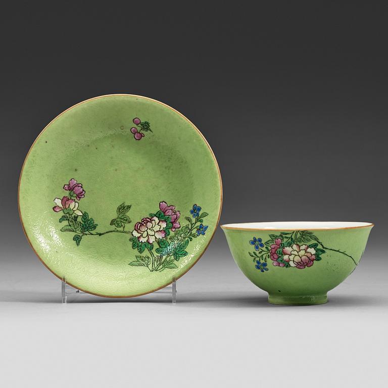 An apple green sgrafitto cup with stand, late Qing dynasty with seal mark (1644-1912).