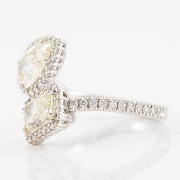 Crossover ring, 18K white gold set with pear-shaped and emerald-cut diamonds. Accompanied by GIA report.