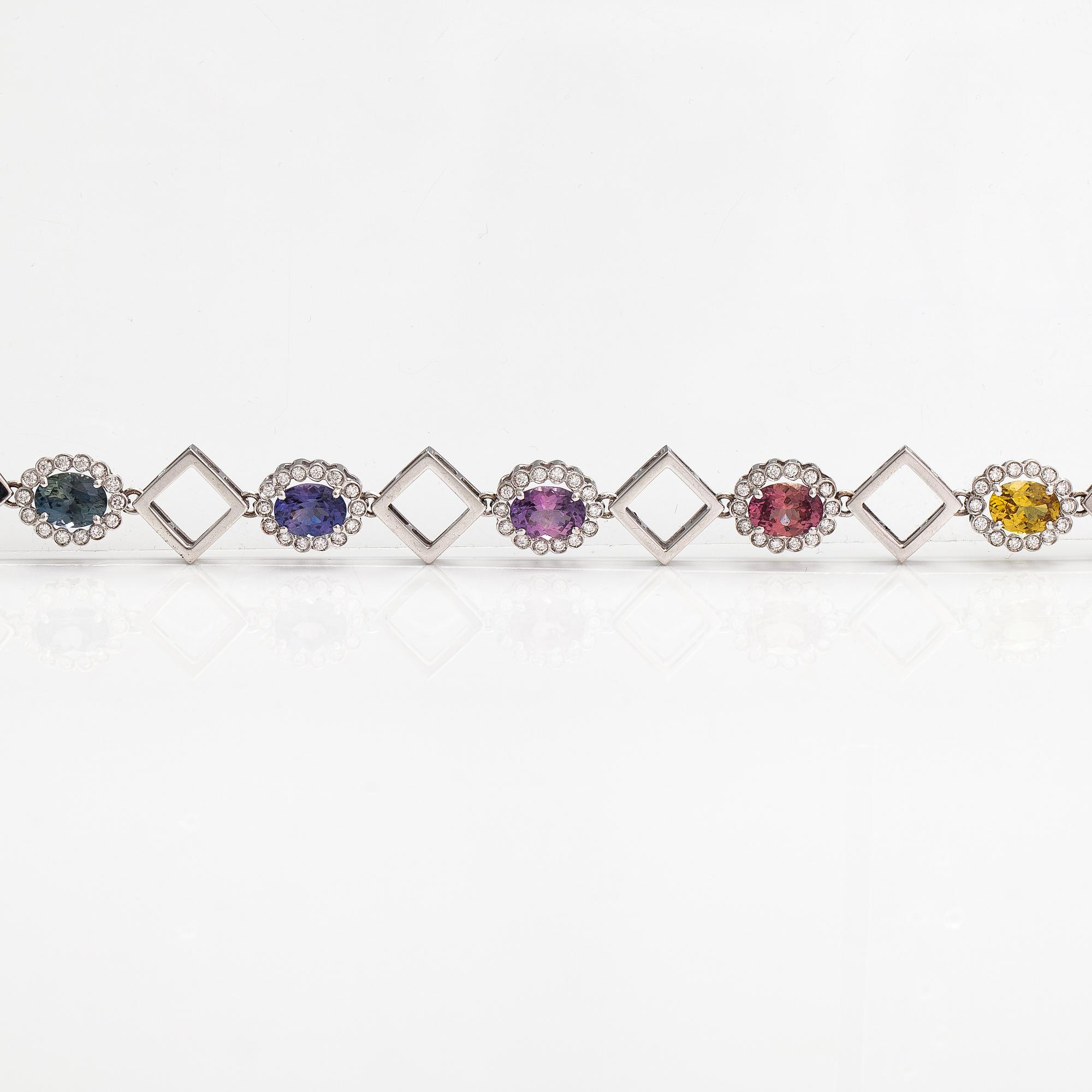 An 18K white gold bracelet with sapphires and diamonds ca. 1.00 ct in total. Italy.