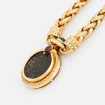 Collier 18K guld med ett mynt, en safir, en rubin och runda briljantslipade diamanter.